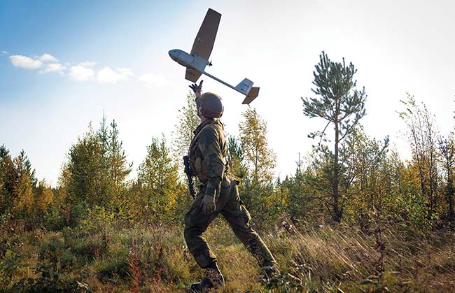 MUAS-operatør med Raven UAV fra Kavalerieskadronen 1 sin Patruljetropp i Panserbataljonen. Raven ble innført på grunn av et behov som dukket opp i Afghanistan. / MUAS-operator from Armoured Battalion/Cavalry Squadron 1/Patrol Troop